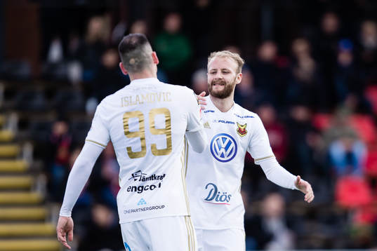 Östersunds Dino Islamovic jublar med Curtis Edwards