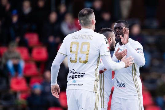 Östersunds Dino Islamovic jublar med Ken Sema