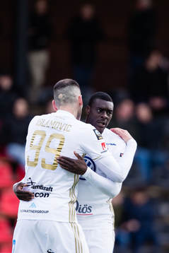 Östersunds Dino Islamovic jublar med Ken Sema