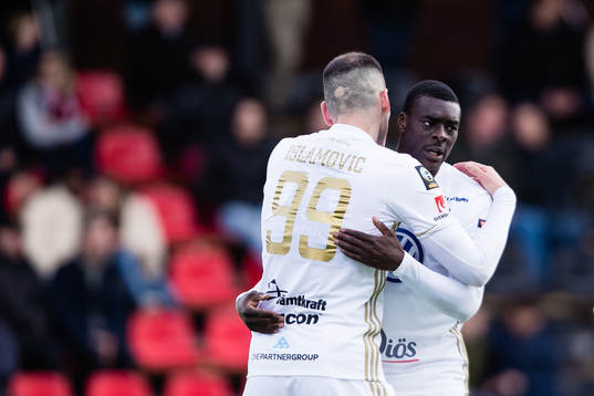 Östersunds Dino Islamovic jublar med Ken Sema