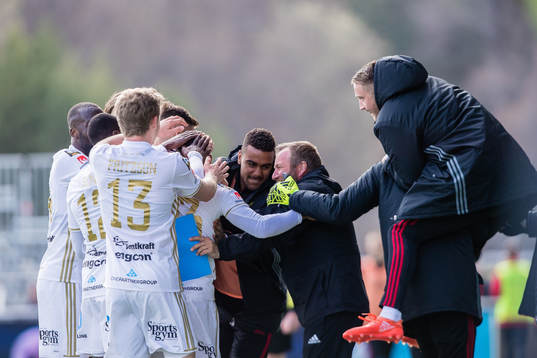 Östersunds spelare och ledare jublar