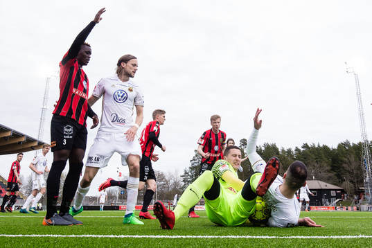 Östersunds Dino Islamovic Brommapojkarnas målvakt Nikola