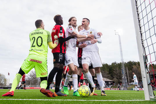 Östersunds Dino Islamovic Brommapojkarnas målvakt Nikola