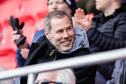 Hasse Eskilsson på läktaren innan fotbollsmatchen i