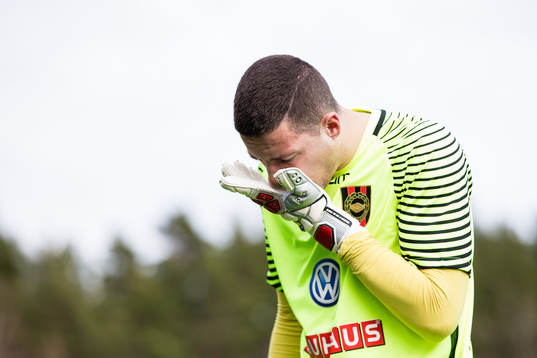 Brommapojkarnas målvakt Nikola Petric deppar