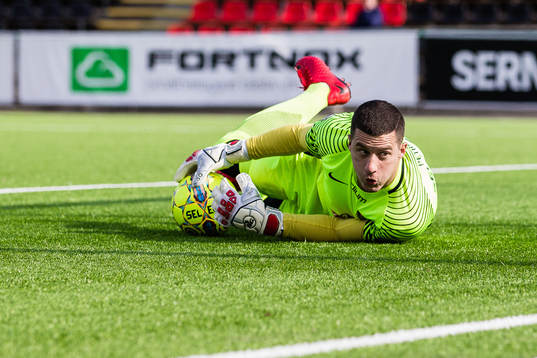 Brommapojkarnas målvakt Nikola Petric med en räddning