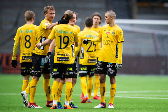 Elfsborgs Jesper Karlsson klappas om av lagkamraterna