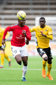 Kalmars Gbenga Arokoyo med Elfsborgs Marokhy Ndione i
