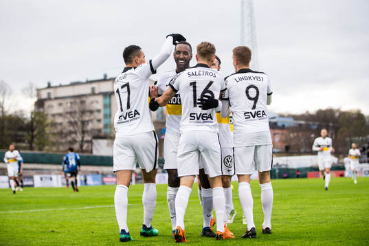 s spelare med Henok Goitom (m) jublar Anton Salétros