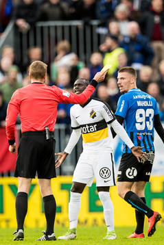 s Enoch Kofi Adu får gult kort och reagerar