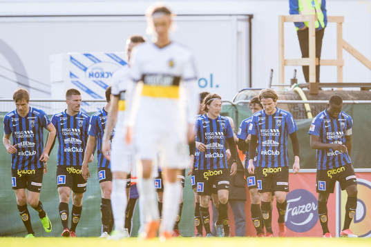 Sirius spelare jublar 2-1 genom Moses Ogbu