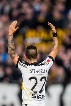 s Nicolas Stefanelli jublar mot supportrarna