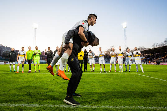 s Nicolas Stefanelli bärs fram till klacken av AIK:s Henok