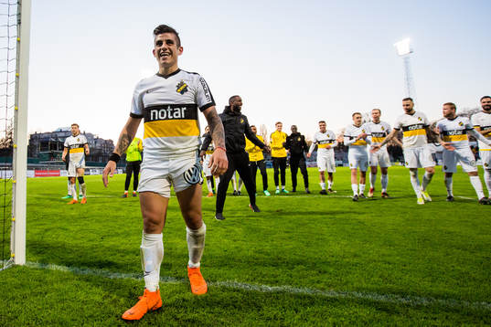 s Nicolas Stefanelli och övriga AIK:s spelare tackar fansen