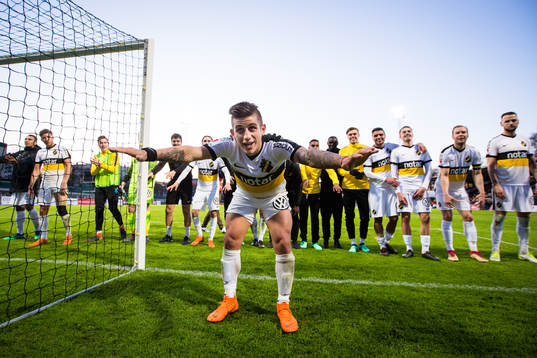 s Nicolas Stefanelli och övriga AIK:s spelare tackar fansen