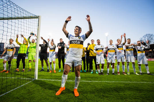s Nicolas Stefanelli och övriga AIK:s spelare tackar fansen