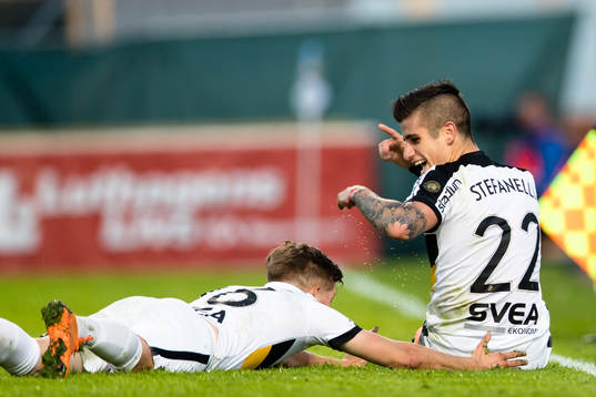 s Nicolas Stefanelli firar 2-3 målet sittandes på gräset
