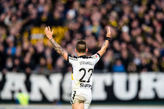 s Nicolas Stefanelli jublar mot AIK:s klack