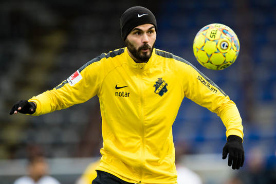 s Denni Avdic värmer upp