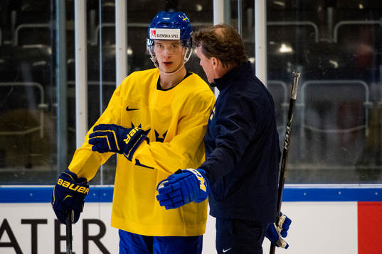 Elias Pettersson och assisterande tränare Johan Garpenlöv