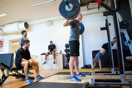 Rasmus Dahlin lyfter skivstång