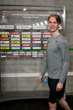 Elias Pettersson påväg till mixade zonen