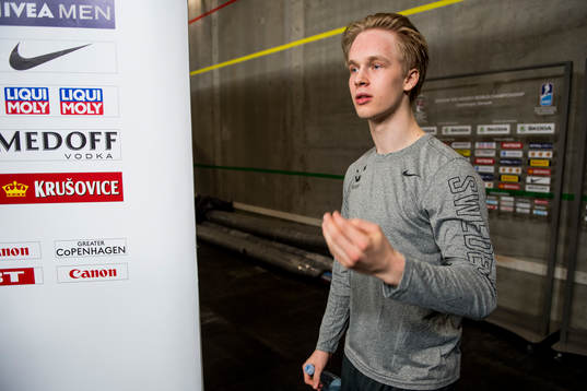 Elias Pettersson påväg till mixade zonen