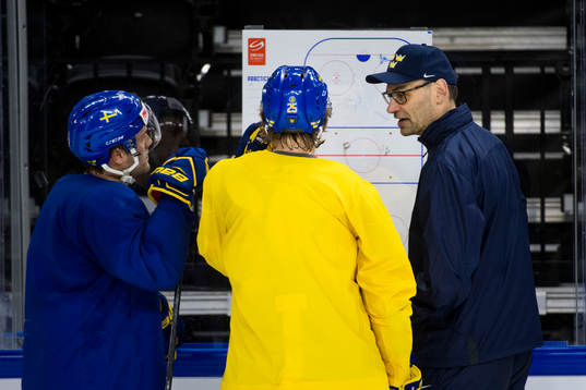 Johan Larsson och Jacob de la Rose lyssnar på en