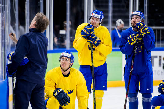Mikael Backlund, Mika Zibanejad lyssnar på en genomgång