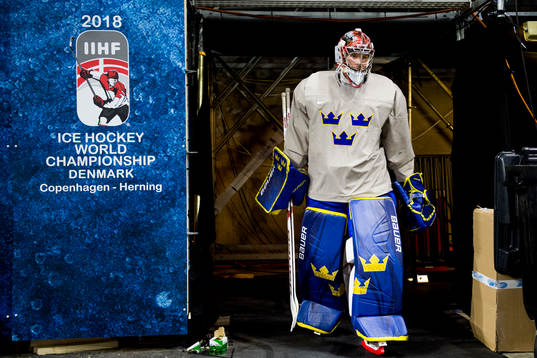 Målvakt Filip Gustavsson kommer ut till en träning med