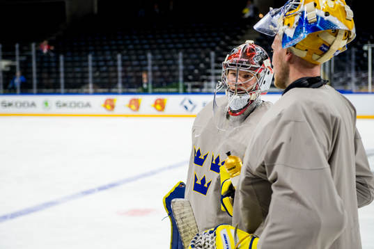 Målvakt Filip Gustavsson och målvakt Magnus Hellberg