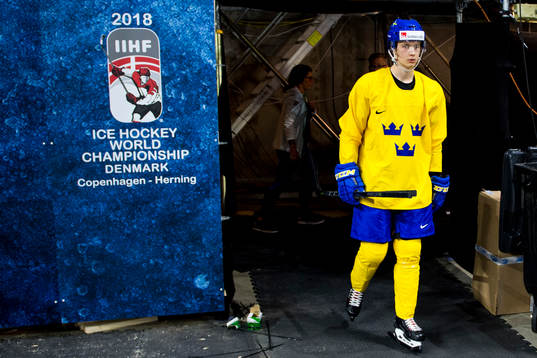 Elias Pettersson kommer ut till en träning med Sveriges