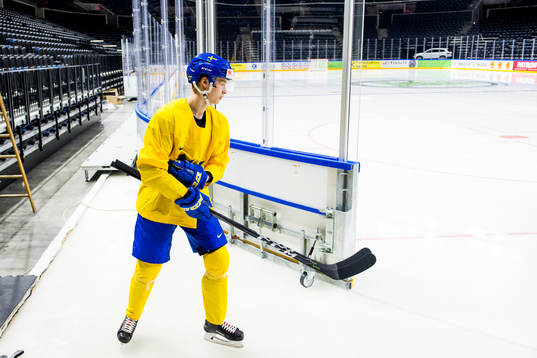 Elias Pettersson påväg in på isen