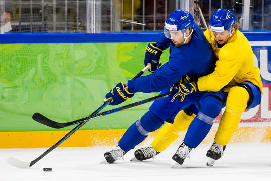 Erik Gustafsson och Adrian Kempe i kamp om pucken