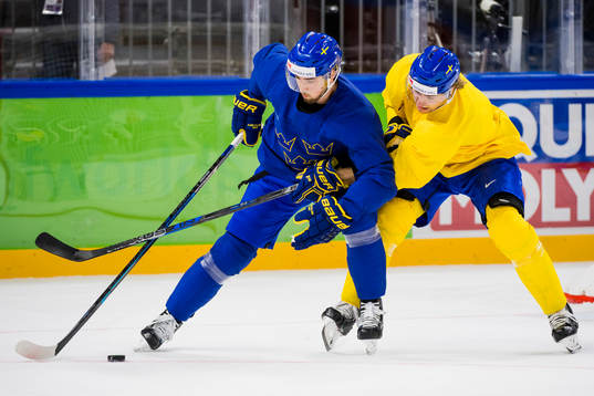 Erik Gustafsson och Adrian Kempe i kamp om pucken