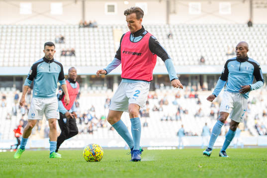 Malmö FFs Eric Larsson värmer upp före fotbollsmatchen i