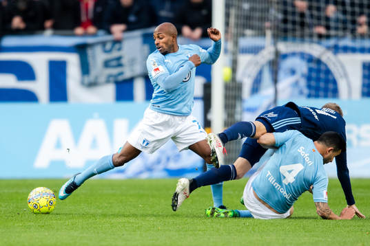 Malmö FFs Fouad Bachirou och Behrang Safari i en kamp mot