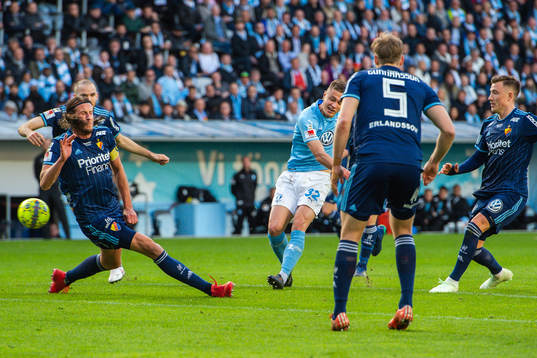Malmö FFs Mattias Svanberg provar skott