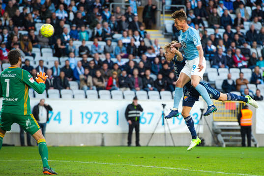 Malmö FFs Markus Rosenberg och Djurgårdens målvakt
