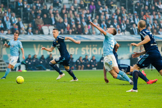 Malmö FFs Mattias Svanberg faller i straffområdet