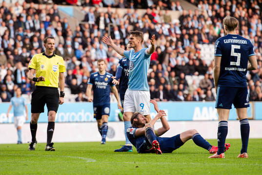 Malmö FFs Markus Rosenberg reagerar bredvid domare Andreas