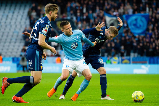 Djurgårdens Niklas Gunnarsson och Jonathan Ring försvarar