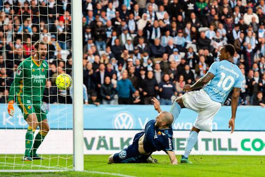 Malmö FFs Carlos Strandberg gör 1-0 bakom Djurgårdens