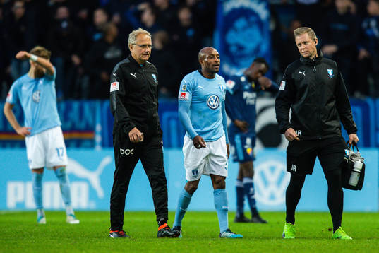 Malmö FFs Fouad Bachirou lämnar planen