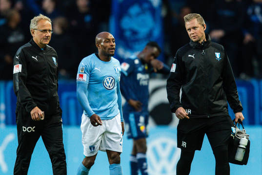 Malmö FFs Fouad Bachirou lämnar planen