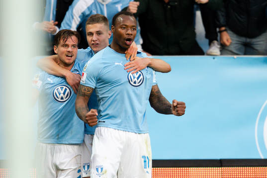 Malmö FFs Eric Larsson och Mattias Svanberg jublar med
