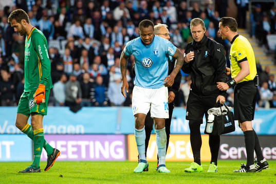 Malmö FFs Carlos Strandberg lämnar planen