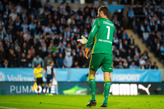 Djurgårdens målvakt Andreas Isaksson rensar bort en