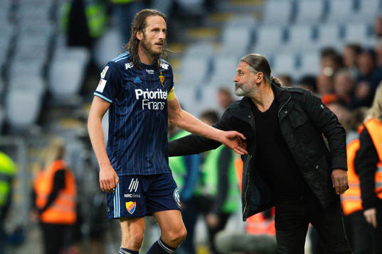Djurgårdens Jonas Olsson passerar tränare Özcan
