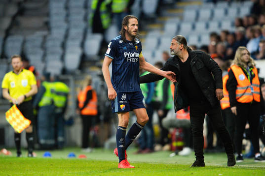Djurgårdens Jonas Olsson passerar tränare Özcan